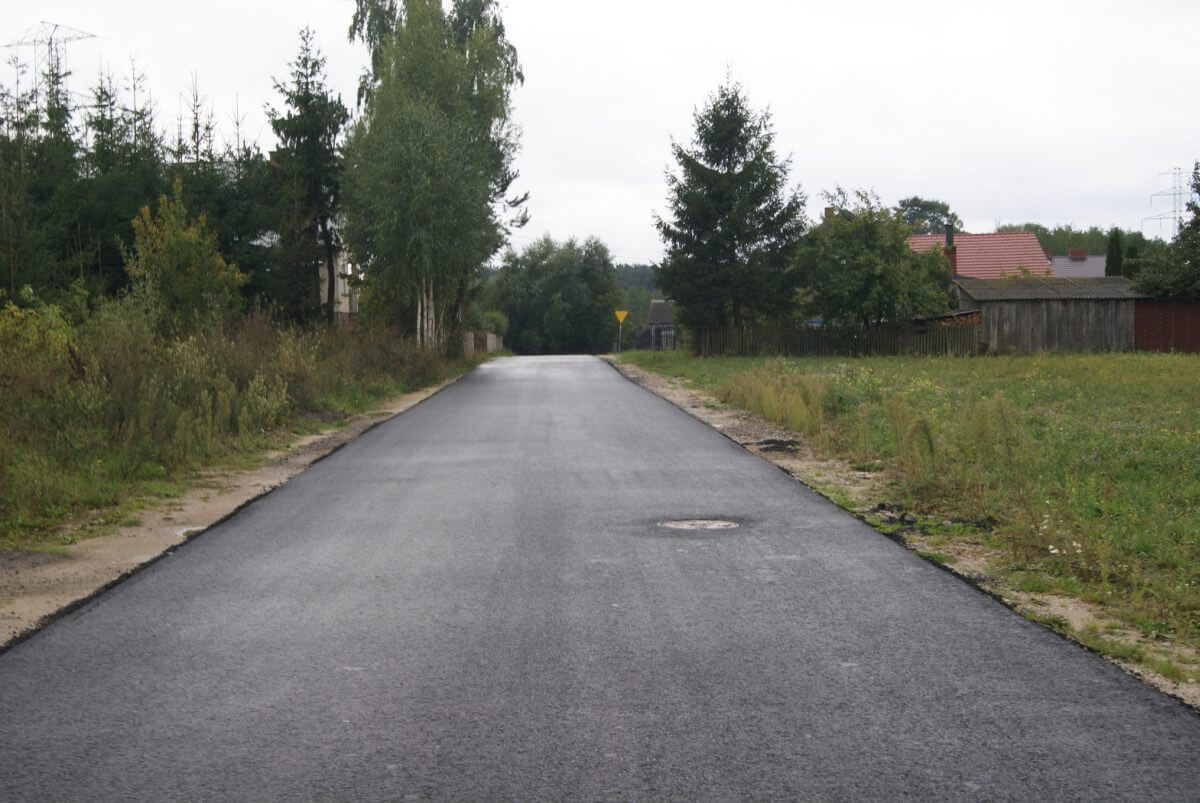 Przebudowa drogi powiatowej nr 6903W Zaździerz – Płock na odcinku od km 0+010 do km 0+640 o długości 0,630 km.